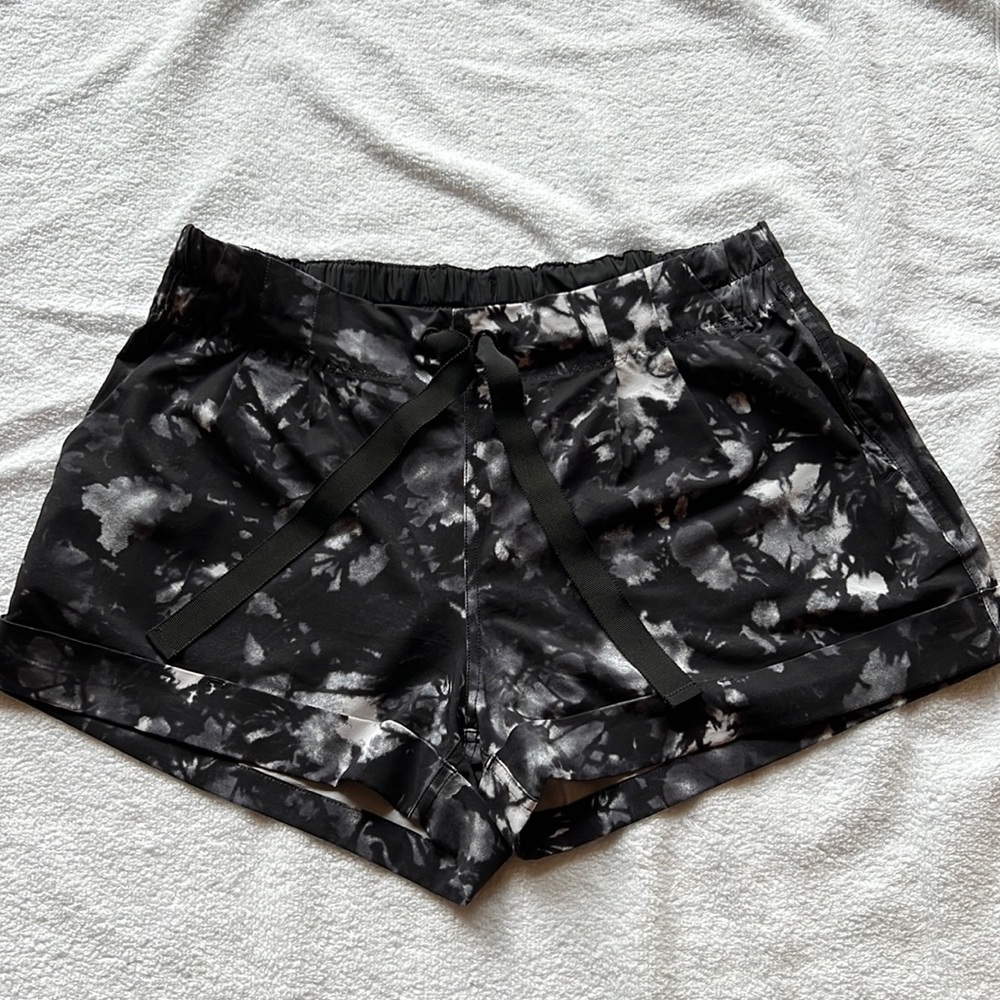 Lululemon shorts womens size 8, gray black pattern. Cuffed. Front&back pockets.